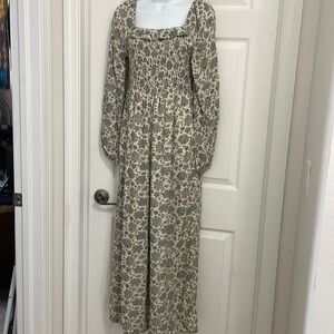 NWOT AMERICAN EAGLE OUTFITTERS BEIGE FLORAL LONG SLEEVE JUMPSUIT. SIZE SMALL.